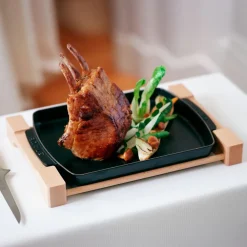 Bandeja rectangular de hierro fundido para cocinar y servir con base de madera Staub