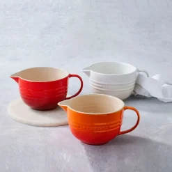 Bol cerámico con asa y pico vertedor de Le Creuset