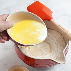 Bol cerámico con asa y pico vertedor de Le Creuset