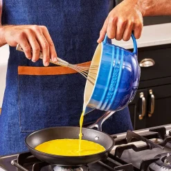 Bol cerámico con asa y pico vertedor de Le Creuset