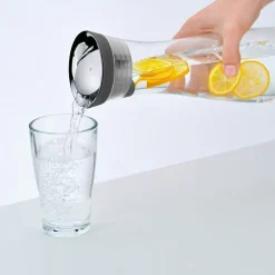 Botella de cristal con colador y tapa oscilante WMF