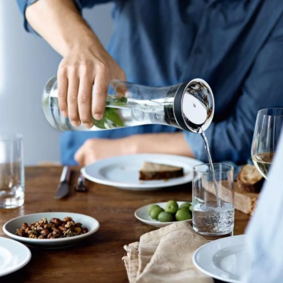 Botella de cristal con colador y tapa oscilante WMF