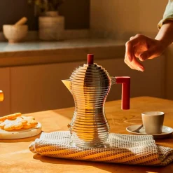 Cafetera de aluminio fundido de Michele De Lucchi Pulcina Alessi (apta inducción)