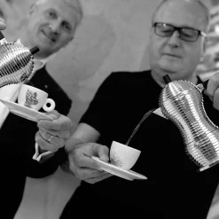 Cafetera de aluminio fundido de Michele De Lucchi Pulcina Alessi (apta inducción)