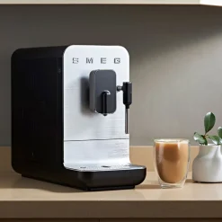 Cafetera superautomática con vapor de Smeg