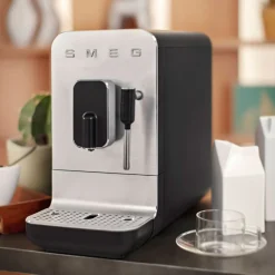 Cafetera superautomática con vapor de Smeg