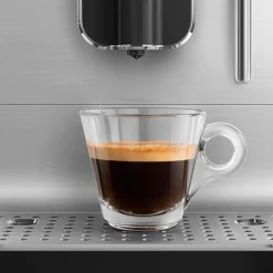 Cafetera superautomática con vapor de Smeg