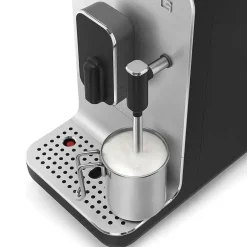 Cafetera superautomática con vapor de Smeg
