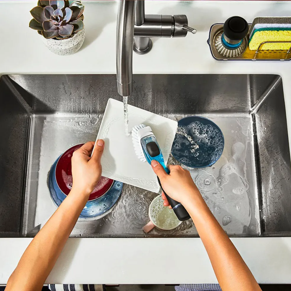 Cepillo con dispensador para limpiar los platos OXO