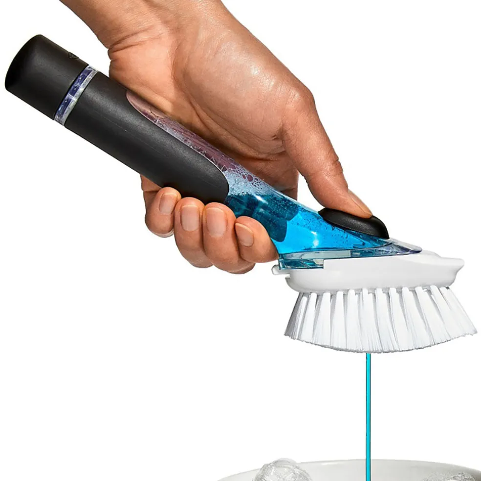 Cepillo con dispensador para limpiar los platos OXO