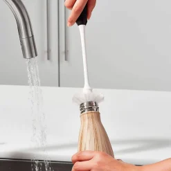 Cepillo de limpieza botellas OXO