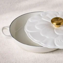 Cocotte baja tipo cacerola de hierro Pétalo Le Creuset