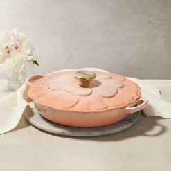 Cocotte baja tipo cacerola de hierro Pétalo Le Creuset