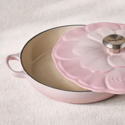Cocotte baja tipo cacerola de hierro Pétalo Le Creuset