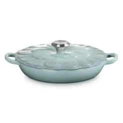Cocotte baja tipo cacerola de hierro Pétalo Le Creuset