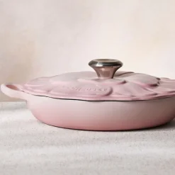 Cocotte baja tipo cacerola de hierro Pétalo Le Creuset
