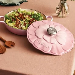 Cocotte baja tipo cacerola de hierro Pétalo Le Creuset