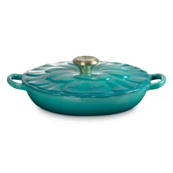 Cocotte baja tipo cacerola de hierro Pétalo Le Creuset