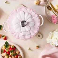 Cocotte baja tipo cacerola de hierro Pétalo Le Creuset
