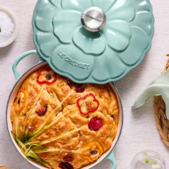Cocotte baja tipo cacerola de hierro Pétalo Le Creuset
