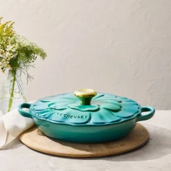 Cocotte baja tipo cacerola de hierro Pétalo Le Creuset