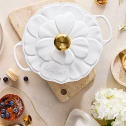 Cocotte baja tipo cacerola de hierro Pétalo Le Creuset