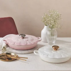 Cocotte baja tipo cacerola de hierro Pétalo Le Creuset