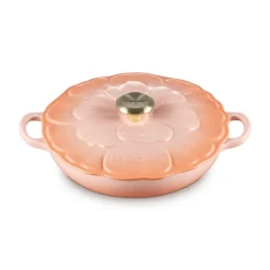 Cocotte baja tipo cacerola de hierro Pétalo Le Creuset