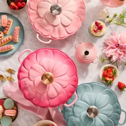 Cocotte baja tipo cacerola de hierro Pétalo Le Creuset