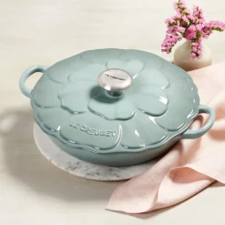 Cocotte baja tipo cacerola de hierro Pétalo Le Creuset