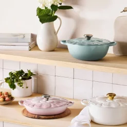 Cocotte baja tipo cacerola de hierro Pétalo Le Creuset