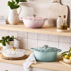 Cocotte baja tipo cacerola de hierro Pétalo Le Creuset