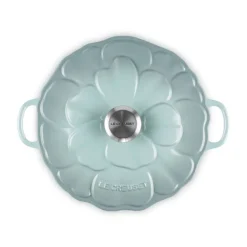 Cocotte baja tipo cacerola de hierro Pétalo Le Creuset