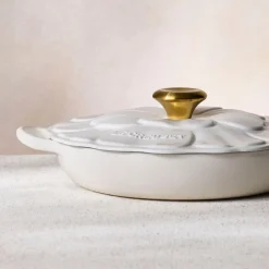 Cocotte baja tipo cacerola de hierro Pétalo Le Creuset
