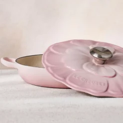 Cocotte baja tipo cacerola de hierro Pétalo Le Creuset