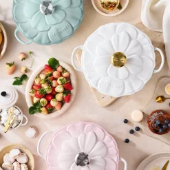 Cocotte baja tipo cacerola de hierro Pétalo Le Creuset