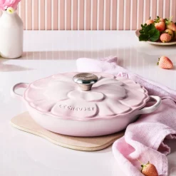 Cocotte baja tipo cacerola de hierro Pétalo Le Creuset