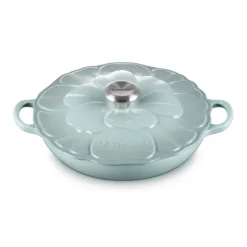 Cocotte baja tipo cacerola de hierro Pétalo Le Creuset