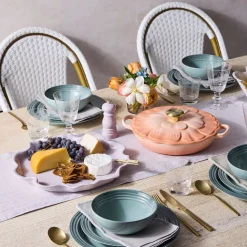 Cocotte baja tipo cacerola de hierro Pétalo Le Creuset