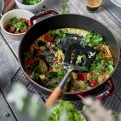 Cocotte baja tipo cacerola de hierro fundido Staub