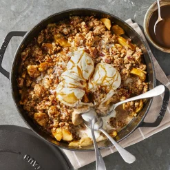 Cocotte baja tipo cacerola de hierro fundido Staub