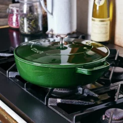 Cocotte baja tipo cacerola de hierro fundido Staub