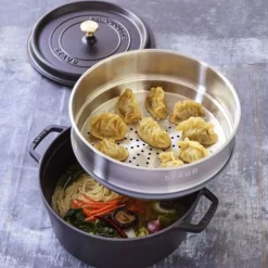 Cocotte de hierro fundido con vaporera de inox Staub