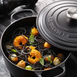 Cocotte redonda baja Signature Le Creuset