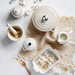 Cocotte redonda baja Signature Le Creuset