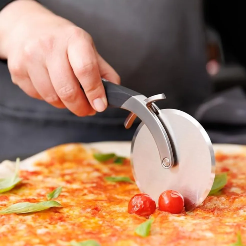 Cortador de pizzas con funda protectora 2 en 1 Microplane