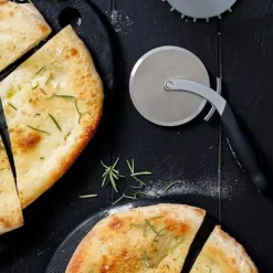 Cortador de pizzas con funda protectora 2 en 1 Microplane
