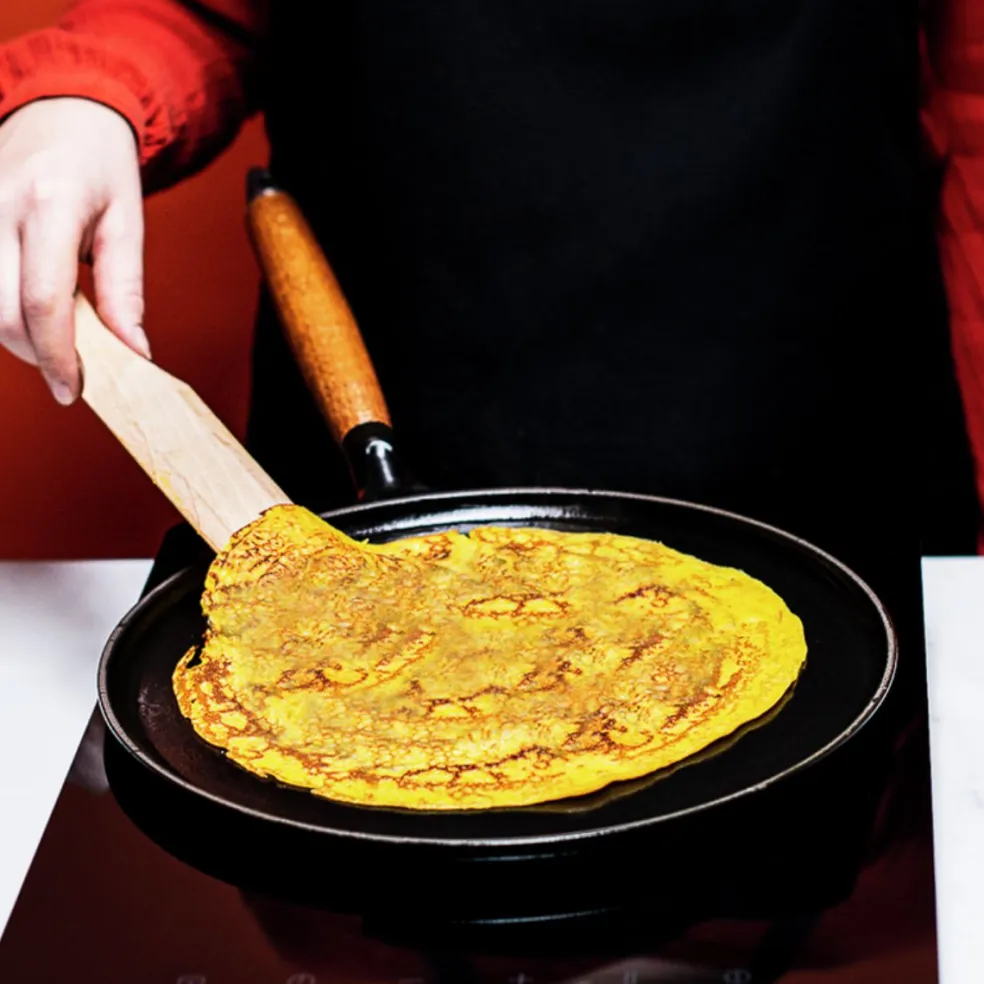 Crepera de hierro fundido con mango de madera Staub