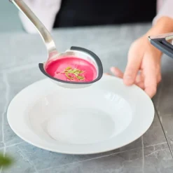 Cuchara de acero inoxidable con bordes de silicona para servir Rösle