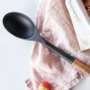 Cuchara de silicona para servir con mango de madera Staub